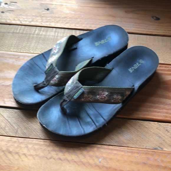 Teva Flip Flops 1.5” Heel Khaki Olive Green with Floral and Spirals size 9 - Picture 3 of 11